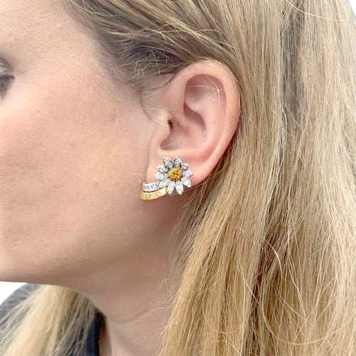 Boucles d'oreilles Boucles d'oreilles, "Fleur", or jaune, platine et diamants. 58 Facettes 35253