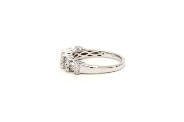 Suvremeni prsten od belog zlata 18 karata ukrašen dijamantima 