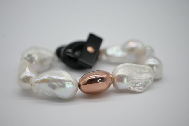 Bracciale di perle barocche con chiusura in oro rosa e bachelite vintage