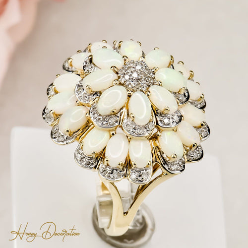 Inel impresionant cu floare din aur de 14 carate, decorat cu opale strălucitoare 