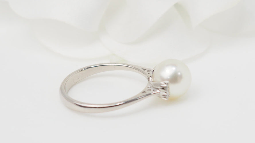 Bague 55 Bague en or blanc, perle de culture et diamants 58 Facettes 32827