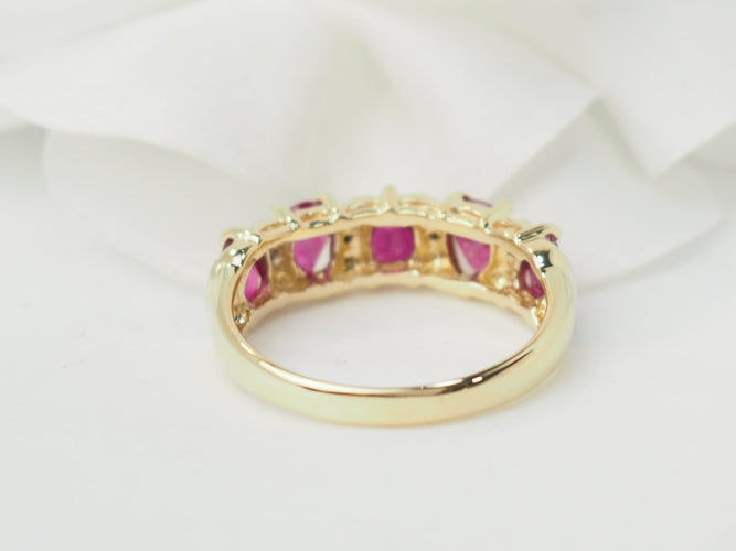 Pierścionek z żółtego złota, z rubinem i diamentami 