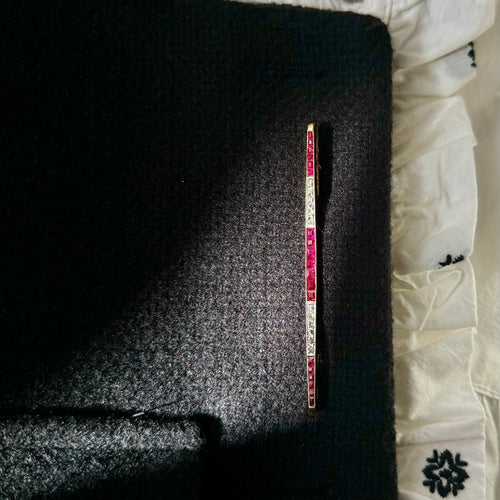 Robijnrode en diamanten speldbroche