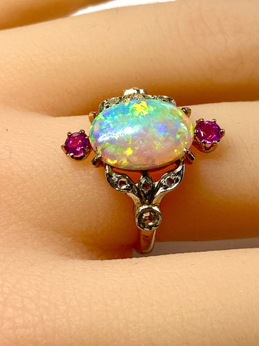 Bague 53 Bague en or jaune, opale, diamants et rubis. Vers 1900. 58 Facettes AB639