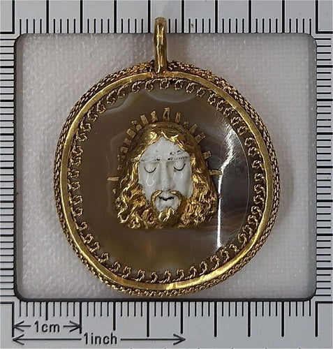 Pendentif Pendentif de dévotion Renaissance, vers 1580 – Christ en émail sur agate rubanée 58 Facettes 25114-0064