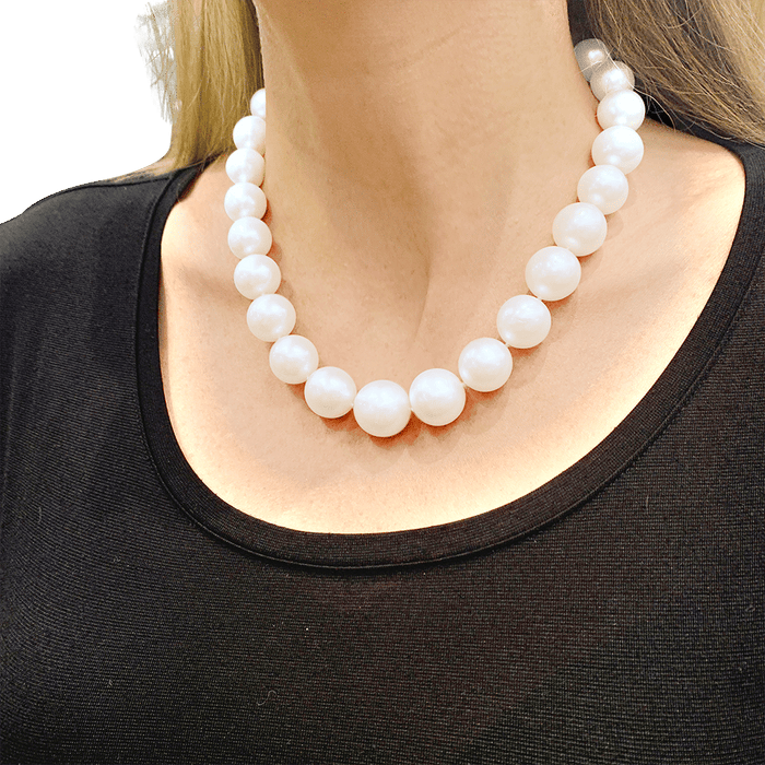 Collier Collier de perles, or blanc et diamants. 58 Facettes 34084