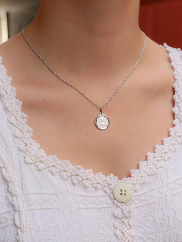 Pendentif Médaille amour AUGIS ronde or blanc Plus qu'hier Moins que demain 58 Facettes J631