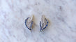 Boucles d'oreilles Clips Plume Or Blanc et Saphirs Années 60 58 Facettes