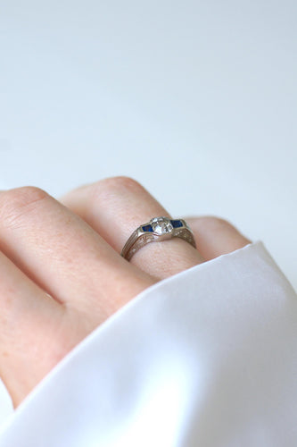 Bague 51.5 Bague Art Déco platine, diamant carré et saphirs 58 Facettes