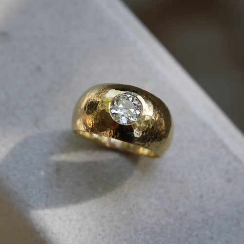 Bague 53 Bague édouardienne en or 18 carats, sertie d'un diamant taille européenne ancienne, martelé à la main 58 Facettes A20049