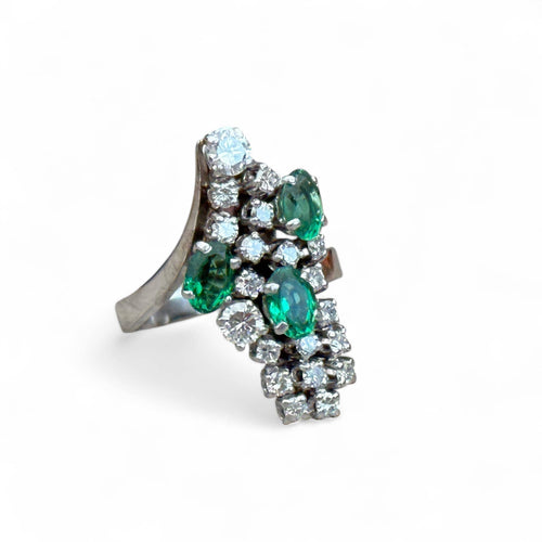 Bague 55 Bague or blanc, émeraudes diamants 58 Facettes 235