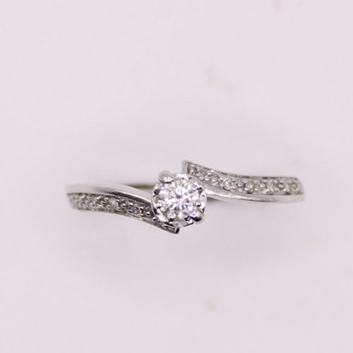 Bague Solitaire diamants et or blanc serti couteau et pavage sur le corps 58 Facettes