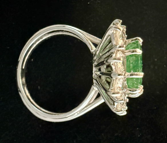 Bague 56 Bague or blanc sertie d'une émeraude de 4 carats entourée de 2,40 carats de brillants 58 Facettes