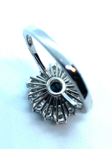 Bague Bague hexagonale sertie de diamants et ornée d'un saphir central 58 Facettes