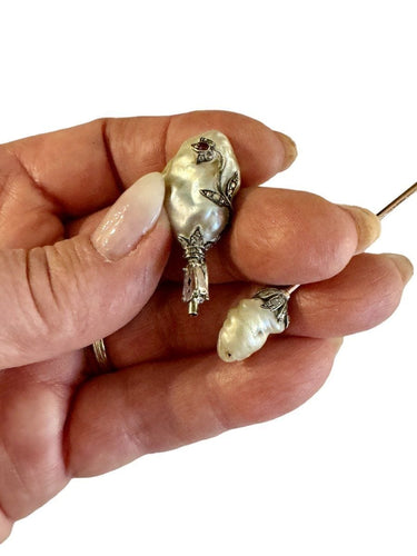 Broche Epingle de Jabot en Or, Argent, Soufflure de Perles, Diamants, Rubis et émeraude 58 Facettes