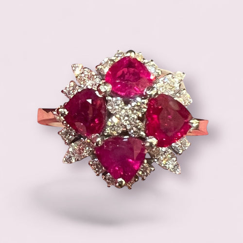 Bague Bague en or blanc 4  rubis taillés en coeur  et pavage de diamants 58 Facettes 7825 A