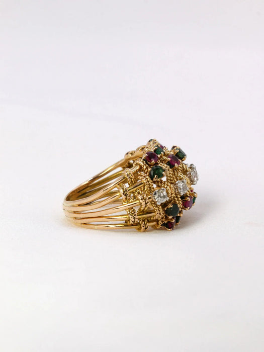 Ring met gevlochten gouddraden, diamanten, robijnen en smaragden