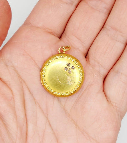 Pendentif Pendentif porte photo Art nouveau or 18k couronne de laurier ,fleur ciselée et diamants taille roses (circa 1910) 58 Facettes A05229