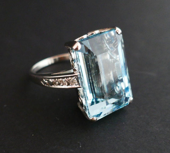 Bague 57 Bague sertie d'une Importante Aigue Marine épaulée de Diamants 58 Facettes