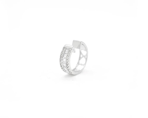 Boucles d'oreilles Boucle d'oreille manchette simple en or blanc avec diamants 58 Facettes 13519