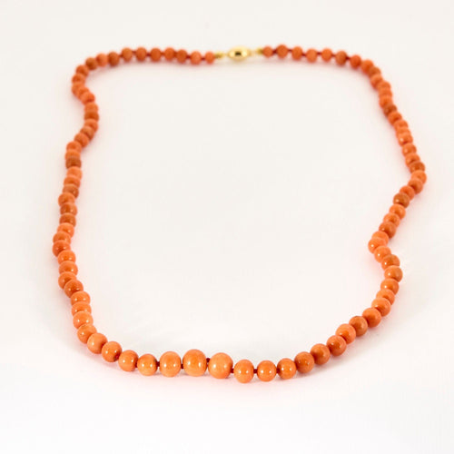 Antik halskæde i gult guld med koralperler