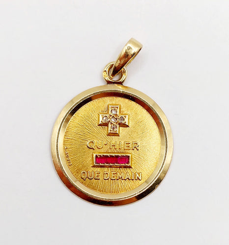 Pendentif AUGIS - Pendentif médaille d'amour  23mm or jaune et rubis  "+ QU'HIER - QUE DEMAIN" 58 Facettes A06325