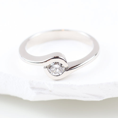 Solitär aus Diamant gefasst in 18 Karat Weißgold 