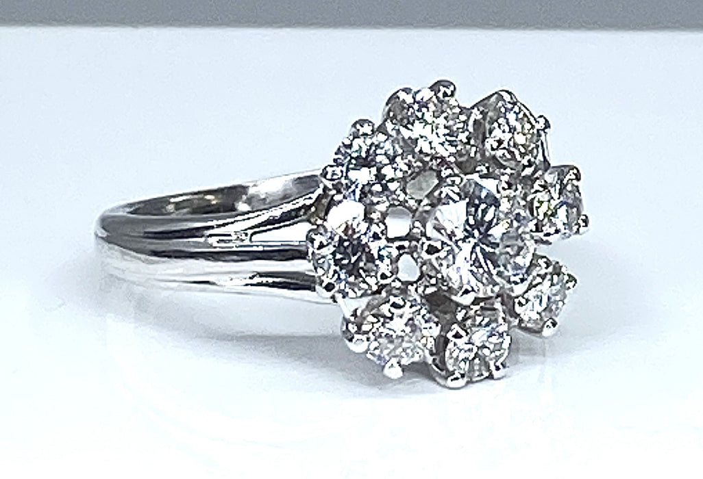 Daisy ring in witgoud bezet met 9 diamanten