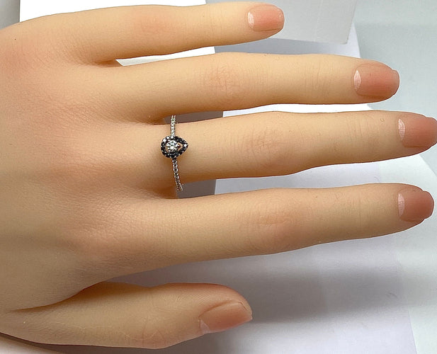 Bague 52.5 Bague solitaire or blanc, diamants blancs et diamants noirs. 58 Facettes AB509