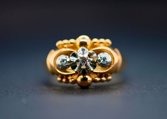 Bague Bague de style Art Déco en Or Jaune 18 Carats avec Trois Diamants de 0,7 Carat 58 Facettes