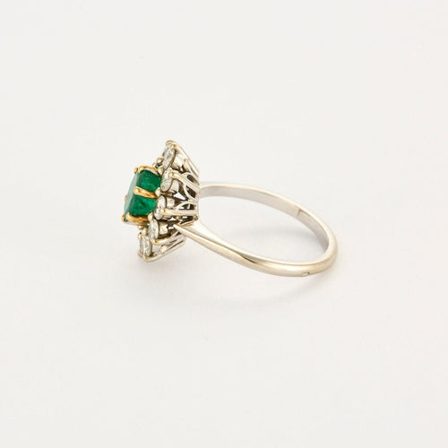 Bague 55 Bague Marguerite or gris et jaune, diamants et émeraude 58 Facettes 250256