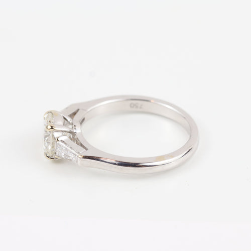 Bague Graff - Bague en or blanc 18 carats sertie d'un diamant central brillant et de diamants latéraux trapézoïdaux. 58 Facettes 130281