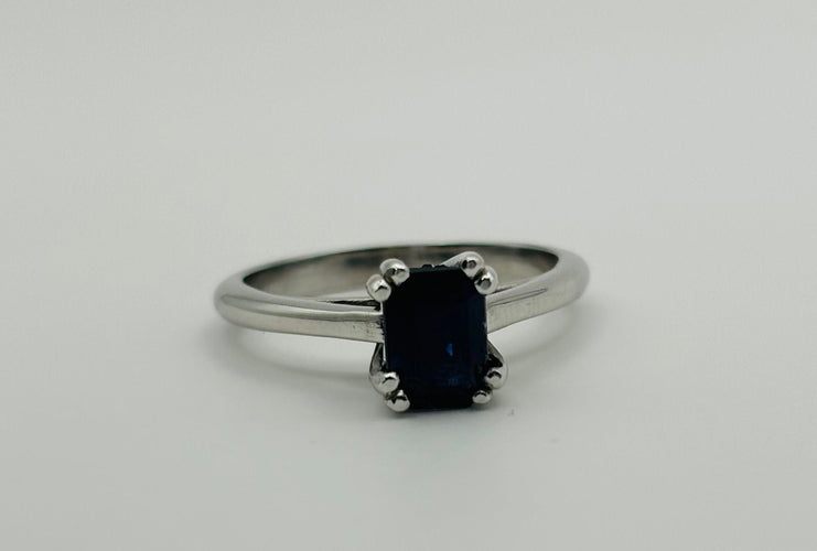 Bague Bague en or avec un saphir central 58 Facettes 50023