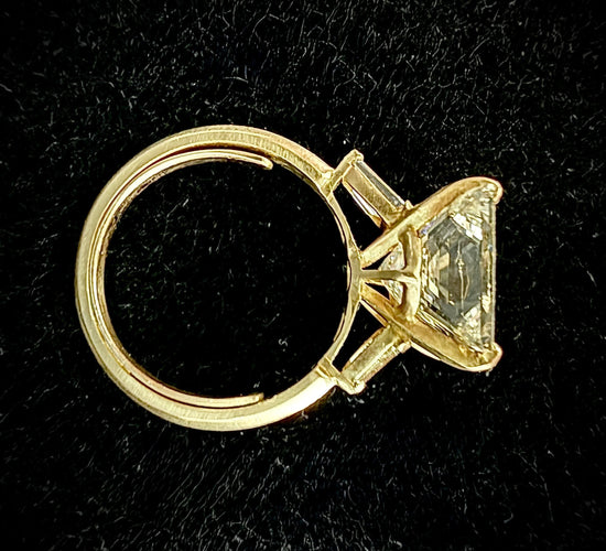 Prsten Solitér ze žlutého zlata, princess brus diamant o hmotnosti 5,20 karátu 