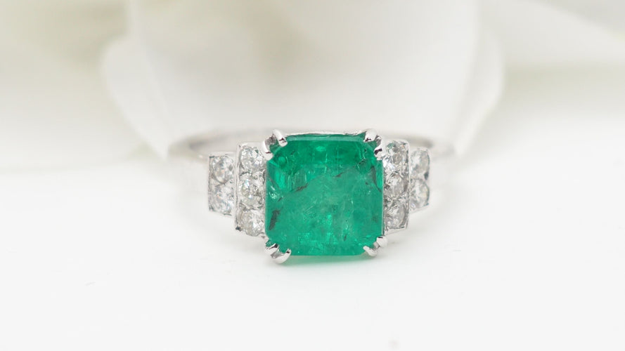 Bague 50 Bague en or blanc, émeraude de Colombie et diamants 58 Facettes 32633