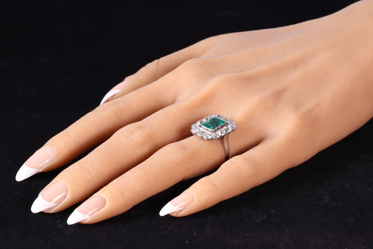 Poválečný luxus: zásnubní prsten se smaragdem a diamanty 