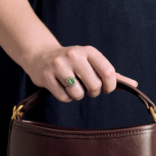 Prsten z bílého zlata, žlutého zlata, smaragdu a diamantů 