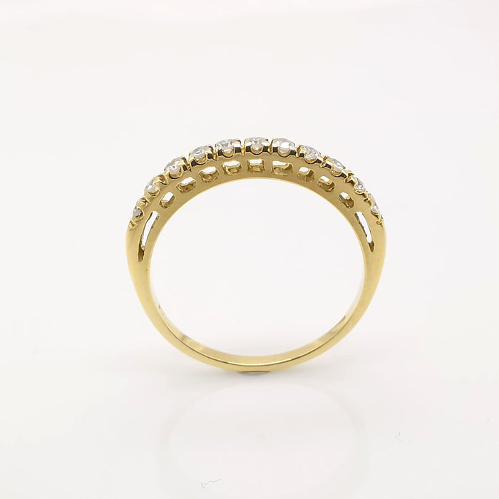 Anillo de oro amarillo y diamantes.