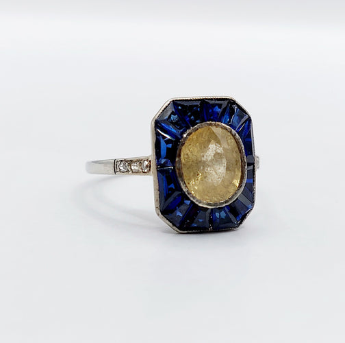 Bague 53.5 Bague Art Déco or blanc, saphir jaune naturel, saphirs calibrés synthétiques et diamants taille roses (circa 1930) 58 Facettes A05730