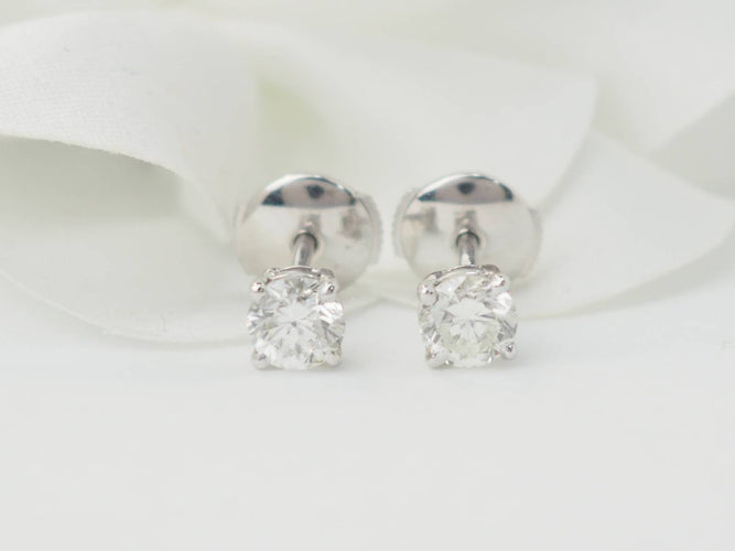 Boucles d'oreilles Puces d'oreilles en or blanc et diamants 58 Facettes 33410