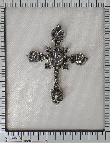 Pendentif Croix d'argent rococo des années 1750 58 Facettes 24121-0345