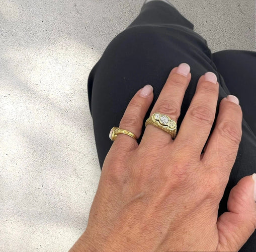 Bague Bague Ancienne Gravée Trois Pierres 58 Facettes