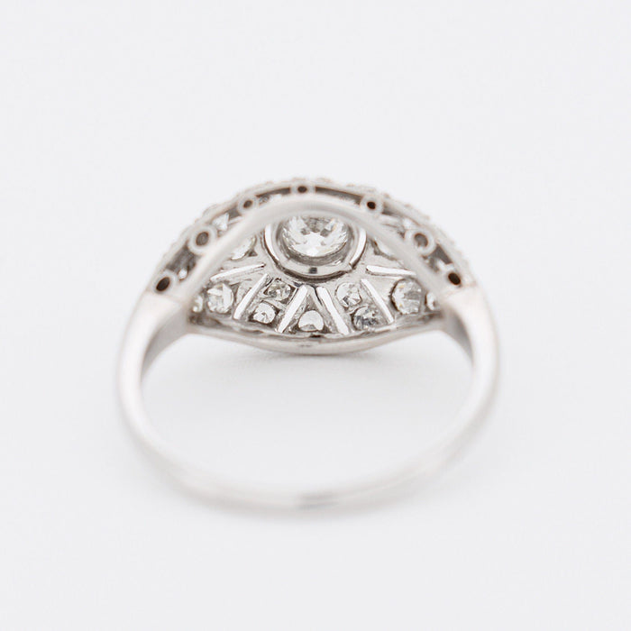 Ring Art Deco in platinum and diamonds