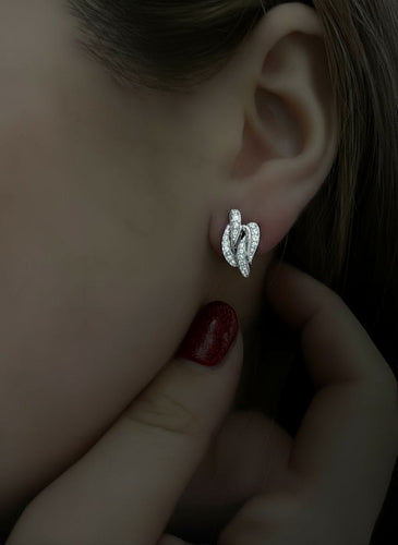 Boucles d'oreilles Boucles d'oreilles délicates serties de diamants entrelacés 58 Facettes