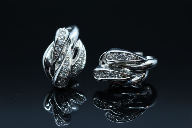 Boucles d'oreilles Boucles d'oreilles délicates serties de diamants entrelacés 58 Facettes