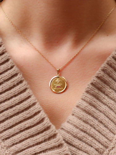 Pendentif Médaille amour Augis ronde Plus qu'hier moins que demain or jaune diamant rubis 58 Facettes J517