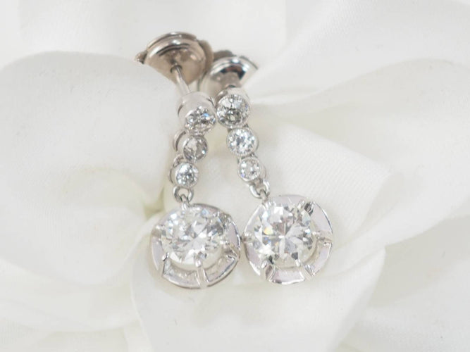 Boucles d'oreilles Dormeuses anciennes en or blanc et diamants 58 Facettes 32108 O