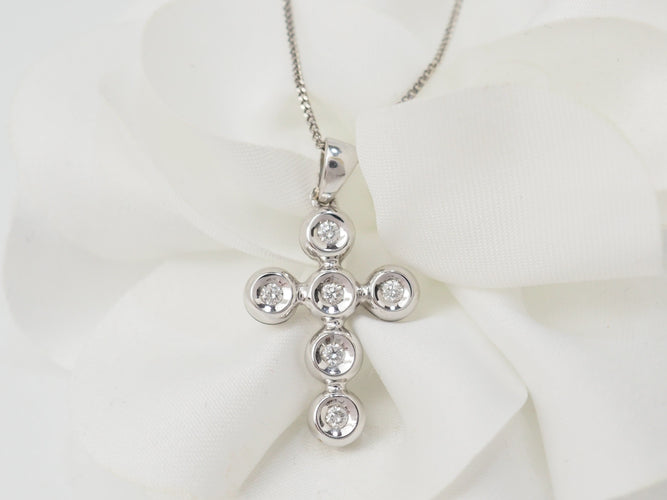 Collier collier croix en or blanc et diamants 58 Facettes 21080
