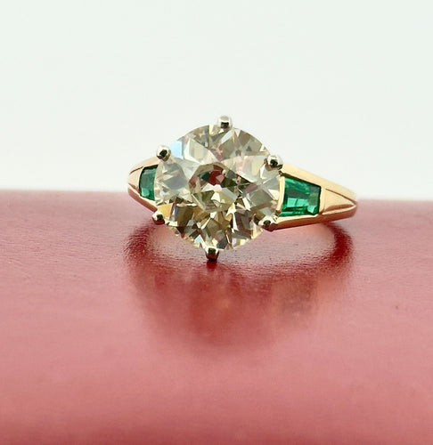 Bague 52 Solitaire en or et platine , diamant 3,85 carats , émeraudes 58 Facettes