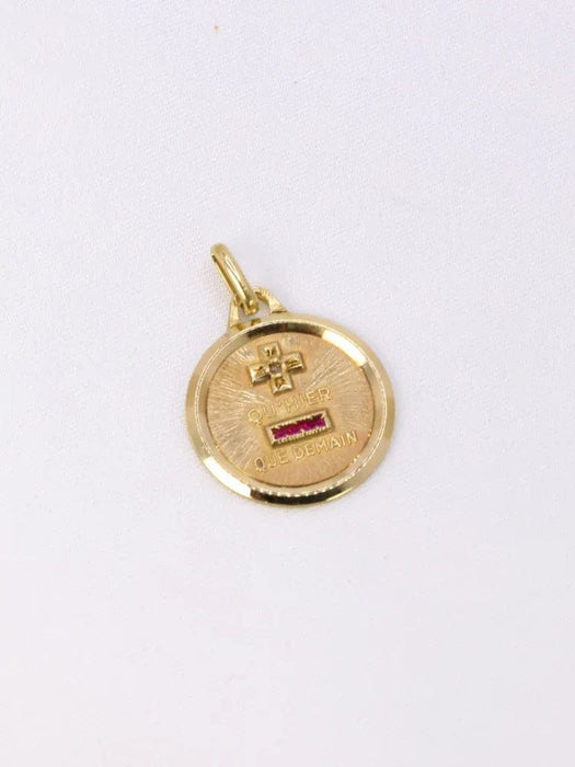 Pendentif AUGIS - Médaille amour essentielle plus qu'hier moins que demain or jaune rubis 58 Facettes J250